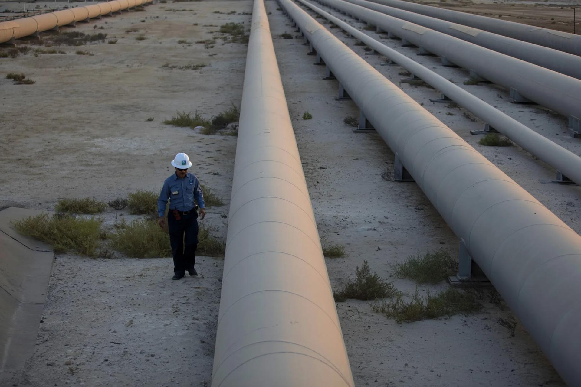 خط لوله نفت (Oil Pipeline) در کنار کارگر در منطقه صنعتی