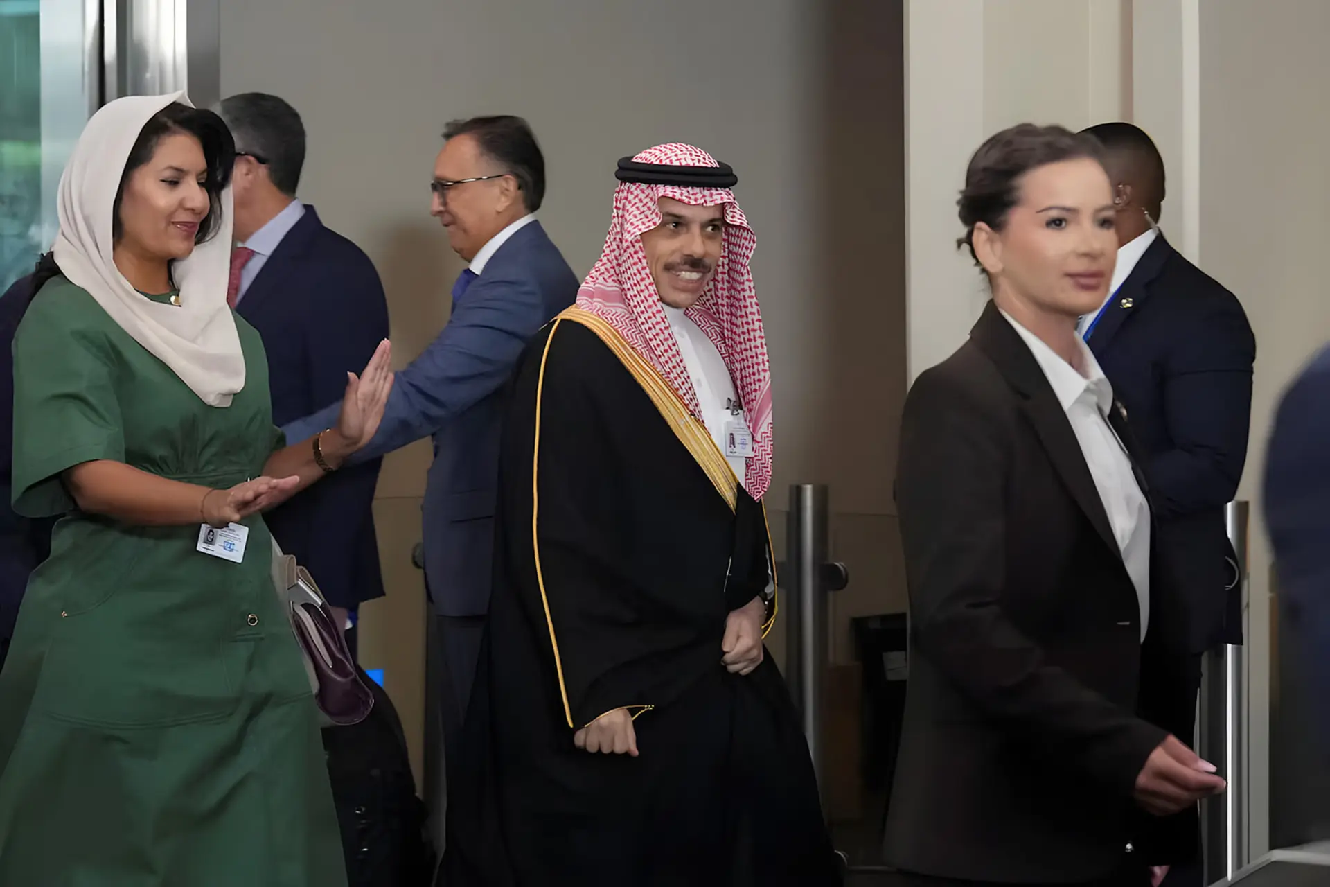 فیصل بن فرحان (Faisal bin Farhan) در حال حرکت در واشنگتن