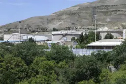 مخازن سفید رنگ سوخت در منطقه شهران در کنار کوه