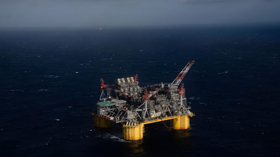 دکل نفت دریایی (Oil Platform) شرکت شل (Shell) در اقیانوس