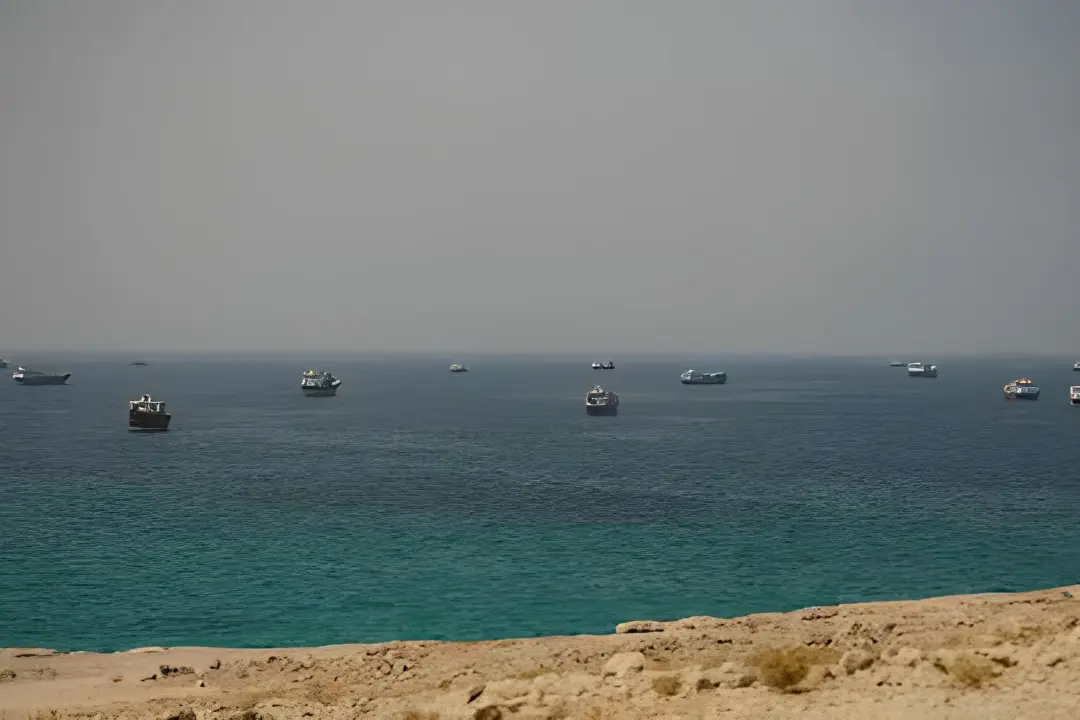 کشتی‌های مختلف در آب‌های آبی تنگه هرمز (Hormuz Strait)