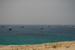 کشتی‌های مختلف در آب‌های آبی تنگه هرمز (Hormuz Strait)