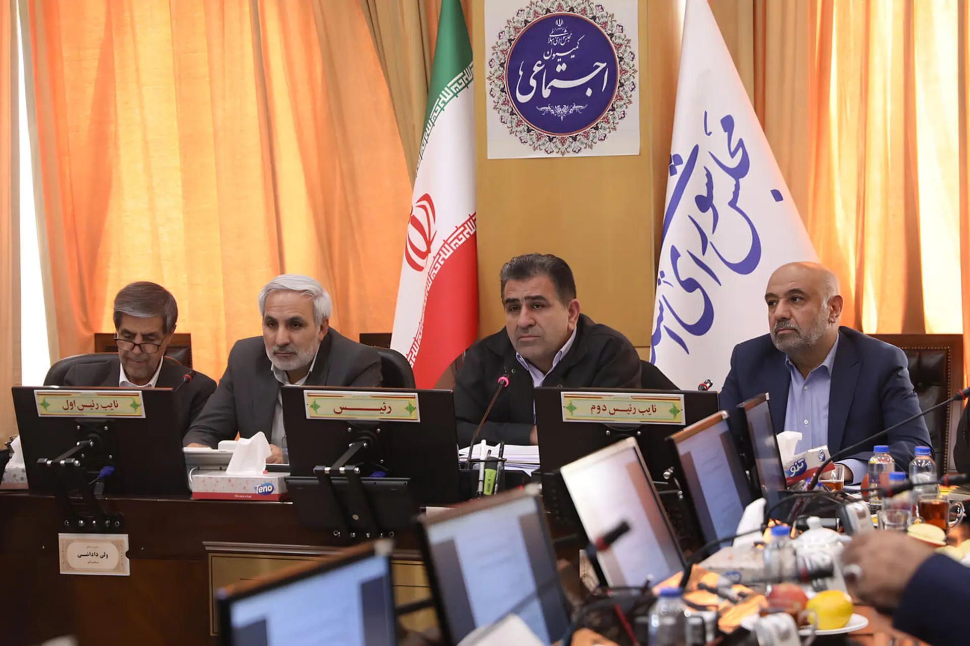 اعضای کمیسیون اجتماعی مجلس در حال برگزاری جلسه در پارلمان ایران