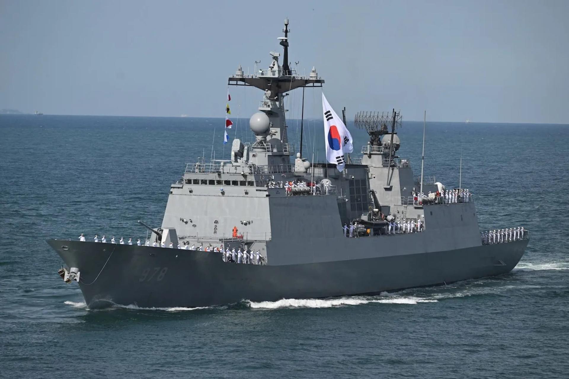 کشتی جنگی نیروی دریایی کره جنوبی (Republic of Korea Navy) در حال حرکت در دریا