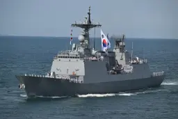 کشتی جنگی نیروی دریایی کره جنوبی (Republic of Korea Navy) در حال حرکت در دریا