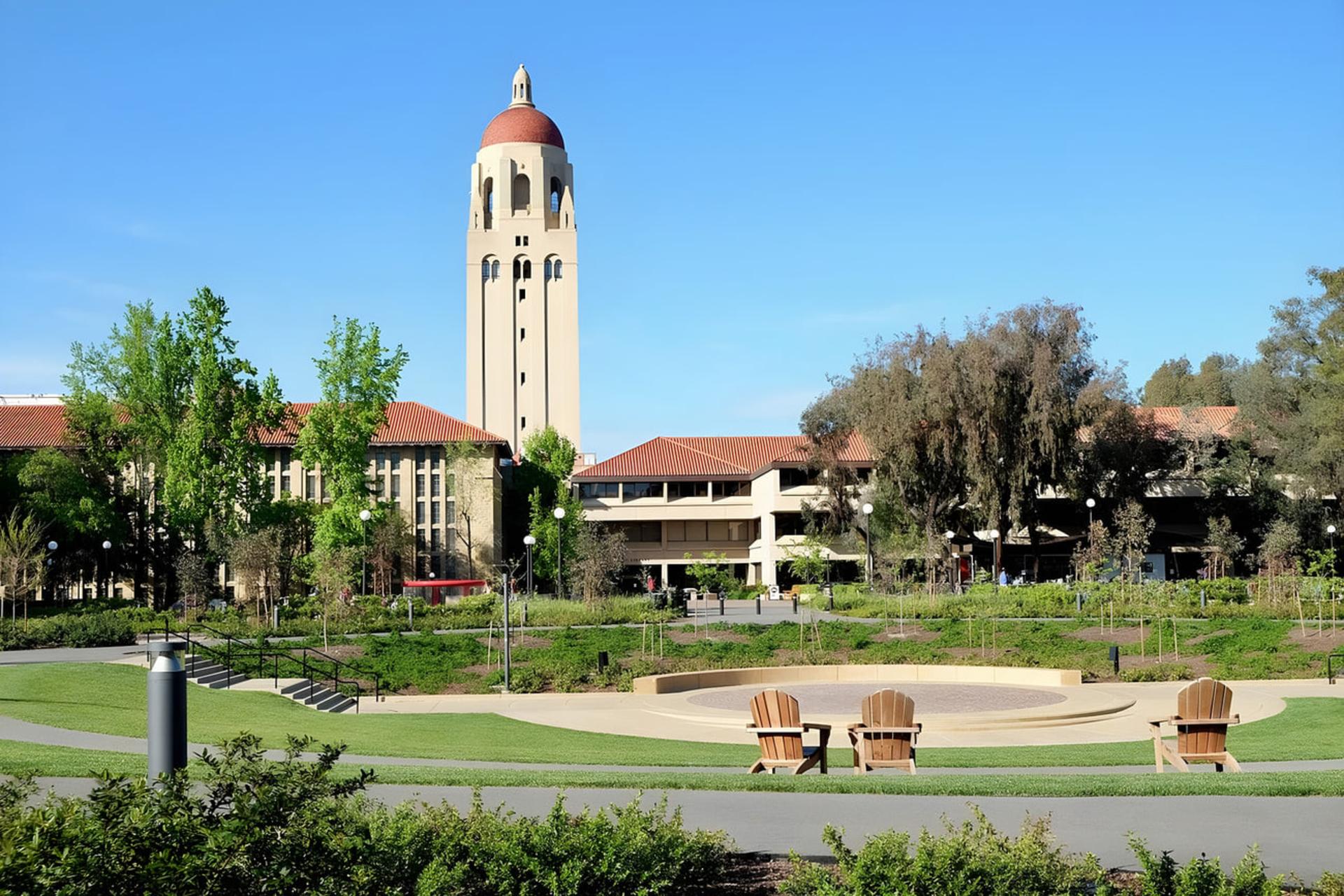 برج ساعت و ساختمان‌های دانشگاه استنفورد (Stanford University) در فضای سبز