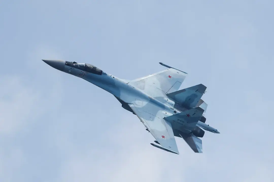 جنگنده سوخو-۳۵ (Sukhoi Su-35) با رنگ‌آمیزی استتار در آسمان آبی
