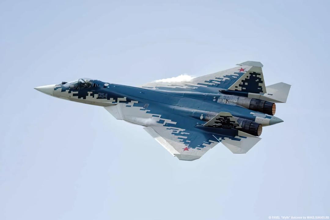 جنگنده نسل پنجم سوخو-۵۷ (Sukhoi Su-57) در حال پرواز در آسمان