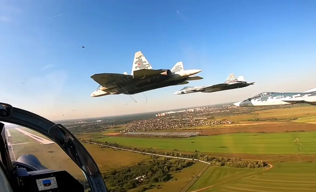جنگنده مخفی سوخو-۵۷ (Sukhoi Su-57) در پرواز عملیاتی در آسمان