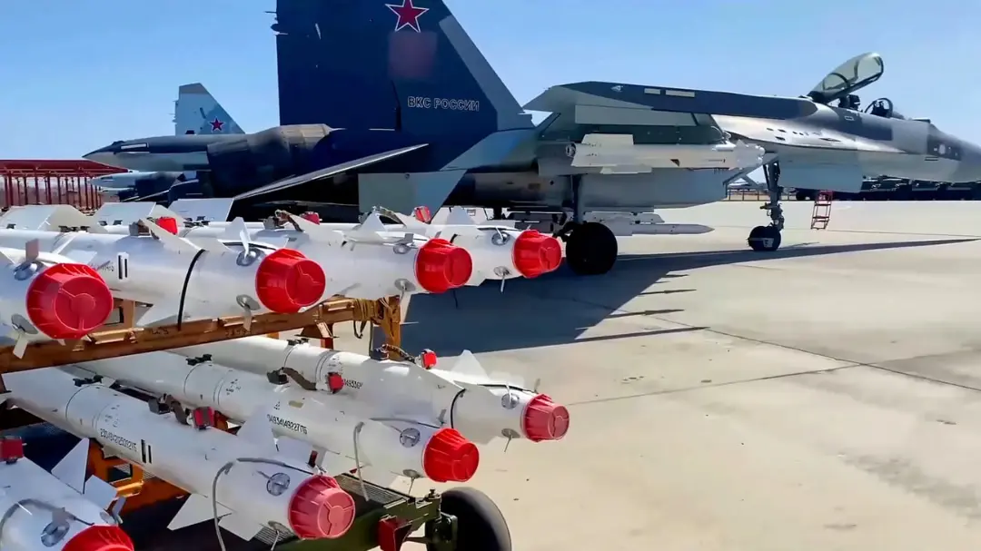 جنگنده سوخو-۳۵ (Sukhoi Su-35) در کنار ردیفی از موشک‌های هواپیما روی باند