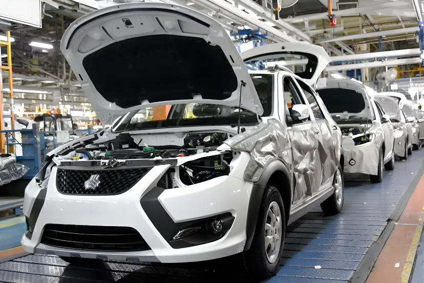 خودرو سفید سوزوکی (Suzuki) با کاپوت باز در خط مونتاژ کارخانه