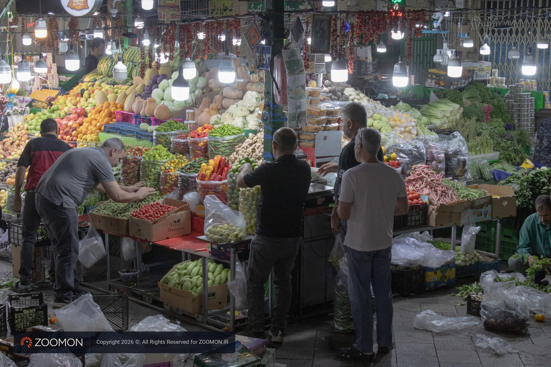 میوه‌ها و سبزیجات تازه در غرفه‌های بازار تجریش تهران