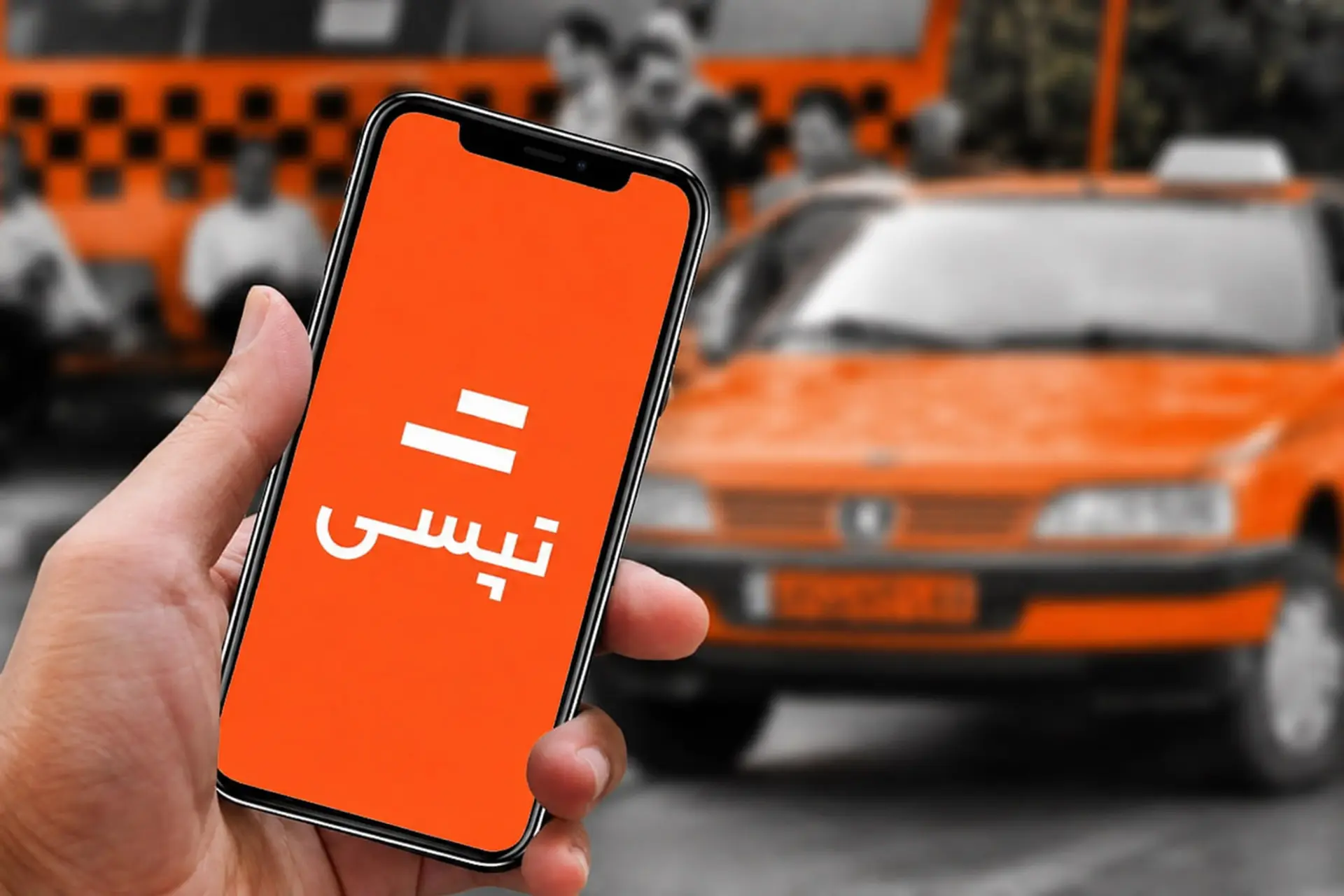 نمایش لوگوی اپلیکیشن تپسی (Tapsi) روی صفحه گوشی هوشمند در خیابان
