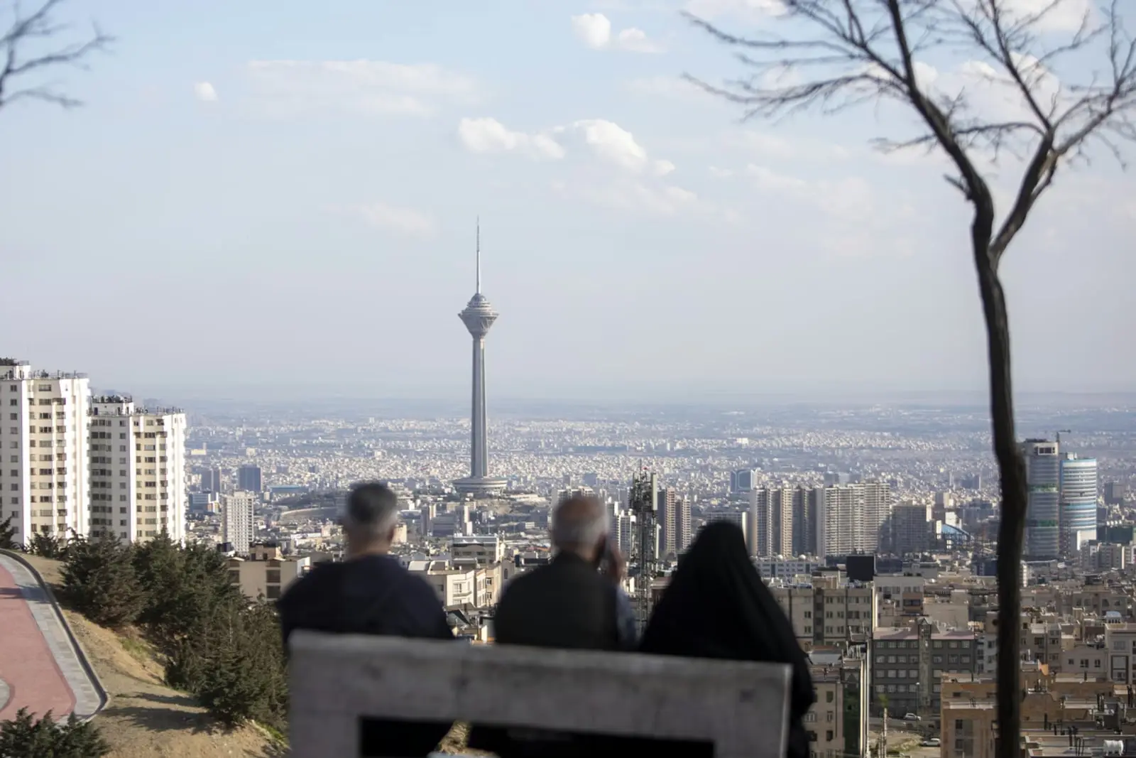 برج میلاد (Milad Tower) در میان نمای گسترده از ساختمان‌های شهر تهران