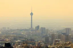 برج میلاد (Milad Tower) در میان مه و دود شهر تهران