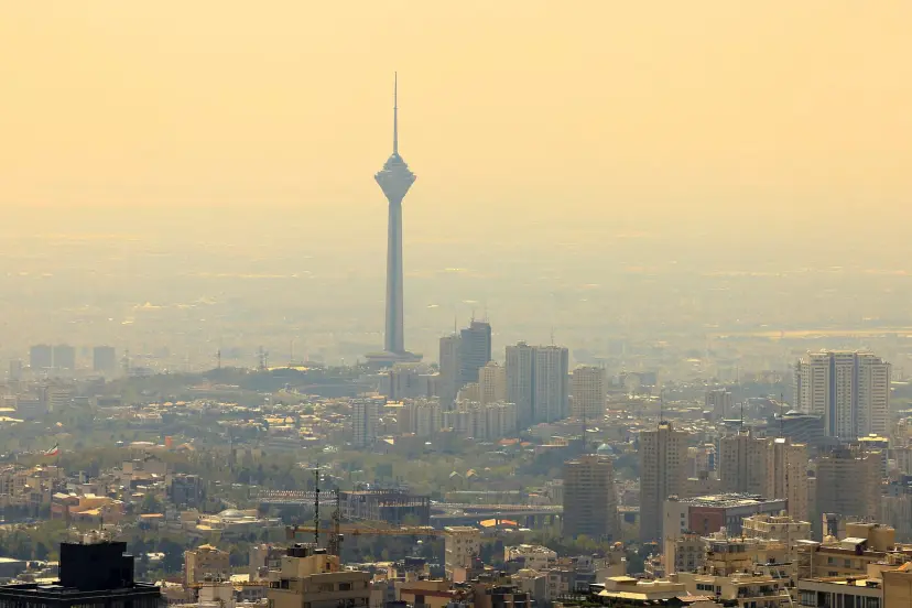 برج میلاد (Milad Tower) در میان مه و دود شهر تهران