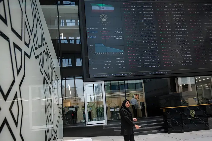 نمای تالار بورس تهران با نمایش قیمت‌ها روی نمایشگر بزرگ