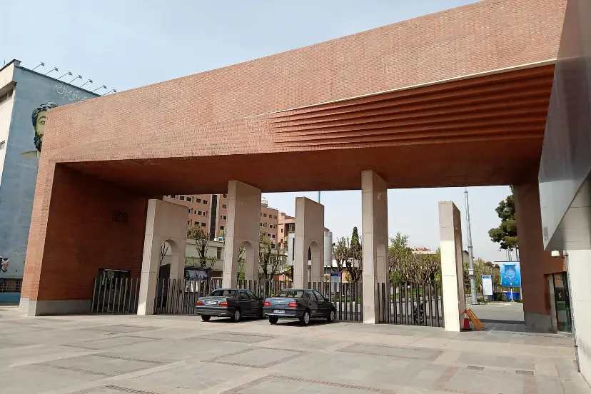 دروازه و نمای معماری آجری ورودی دانشگاه تهران