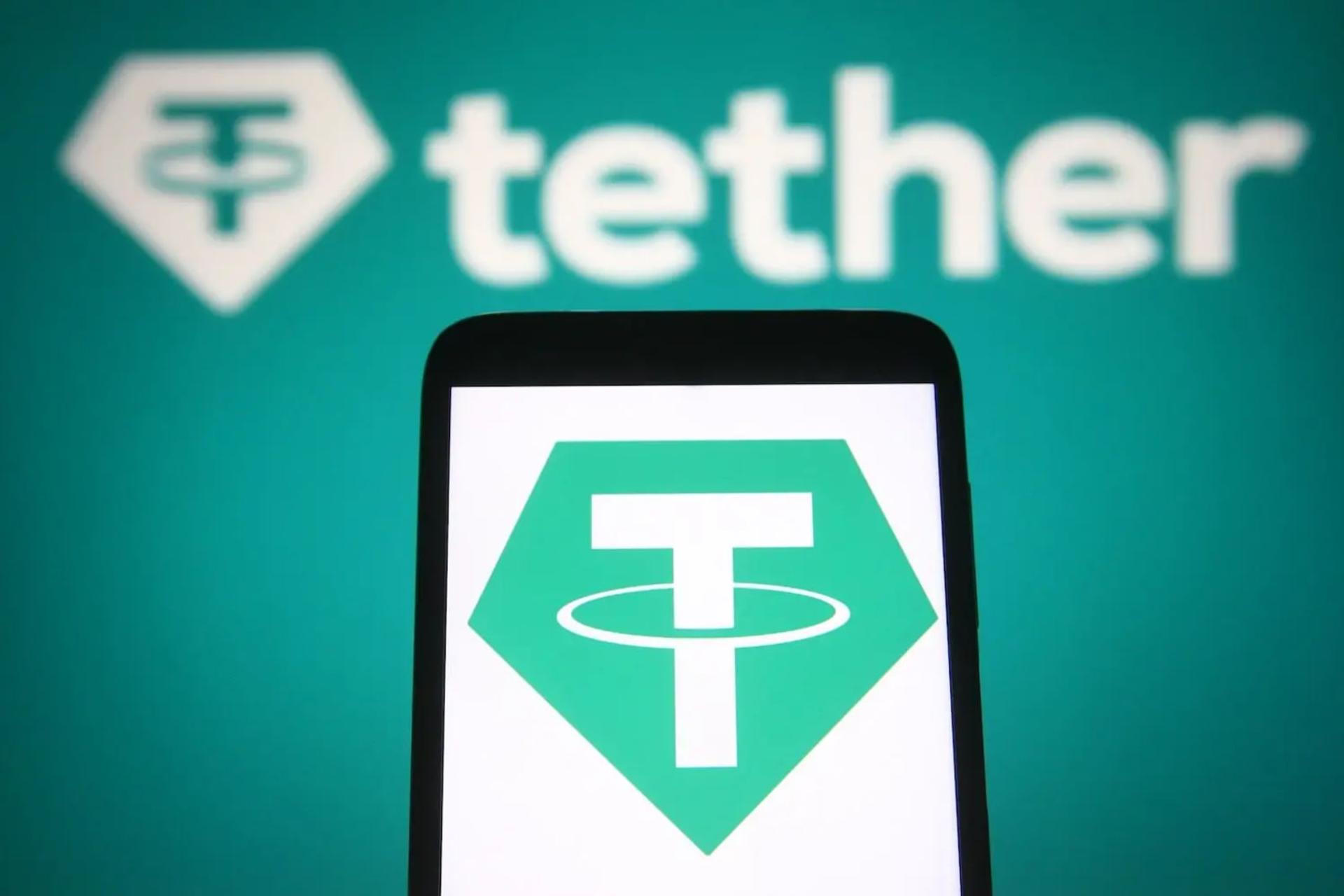 لوگوی ارز دیجیتال تتر (Tether) روی صفحه نمایش گوشی هوشمند