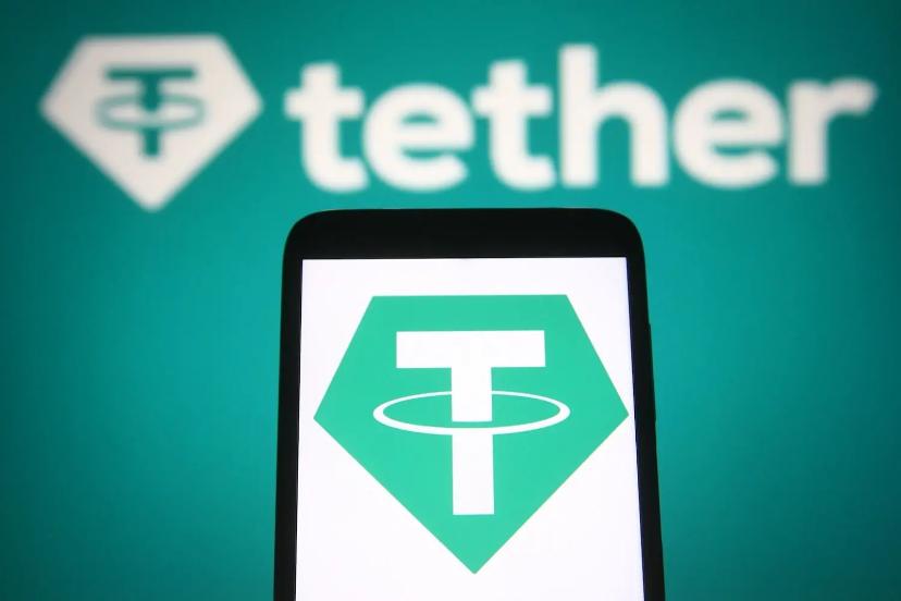 لوگوی ارز دیجیتال تتر (Tether) روی صفحه نمایش گوشی هوشمند