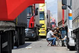 صف خودروهای سنگین و تریلی‌های حامل کالا در مسیر مرزی