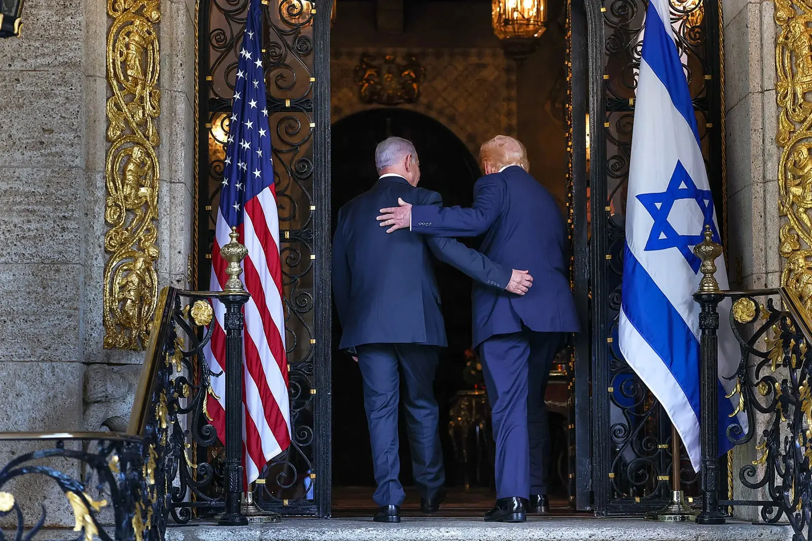 دونالد ترامپ (Donald Trump) و بنیامین نتانیاهو در میان پرچم‌های آمریکا و اسرائیل