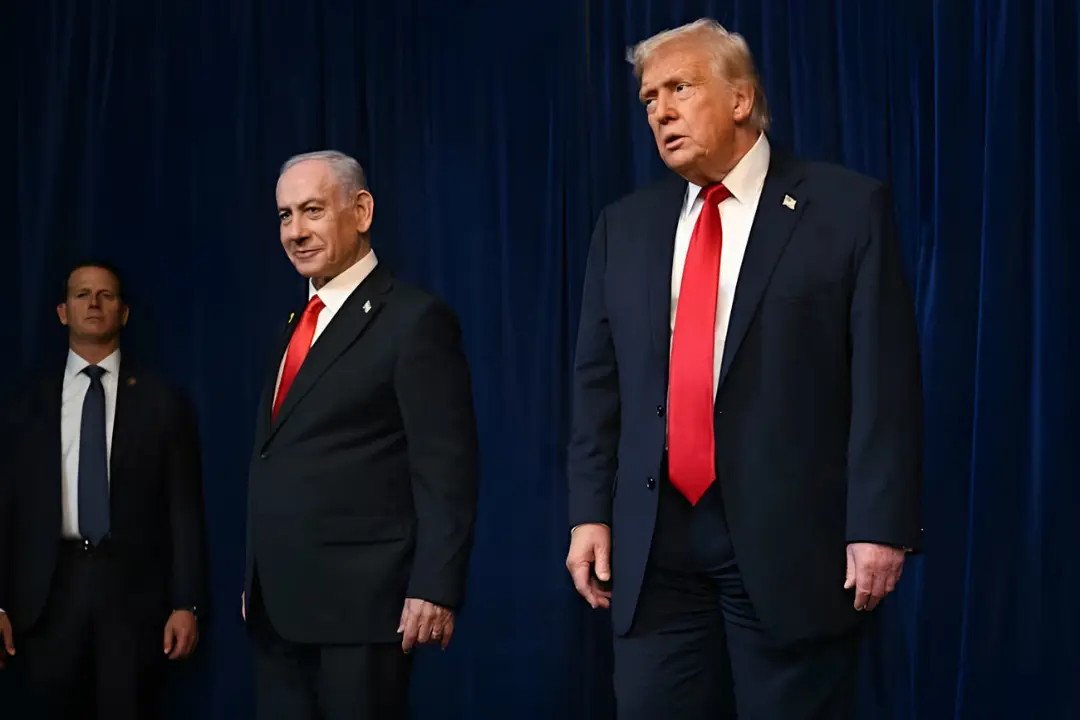 دونالد ترامپ (Donald Trump) و بنیامین نتانیاهو (Benjamin Netanyahu) در کنار یک مامور سرویس مخفی