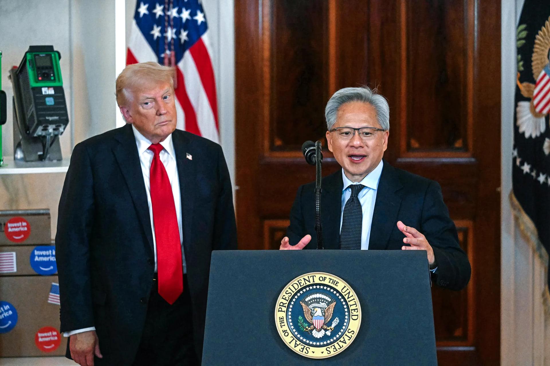 دونالد ترامپ (Donald Trump) در کنار مدیرعامل انویدیا (Jensen Huang) پشت تریبون ریاست‌جمهوری