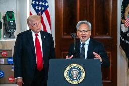 دونالد ترامپ (Donald Trump) در کنار مدیرعامل انویدیا (Jensen Huang) پشت تریبون ریاست‌جمهوری
