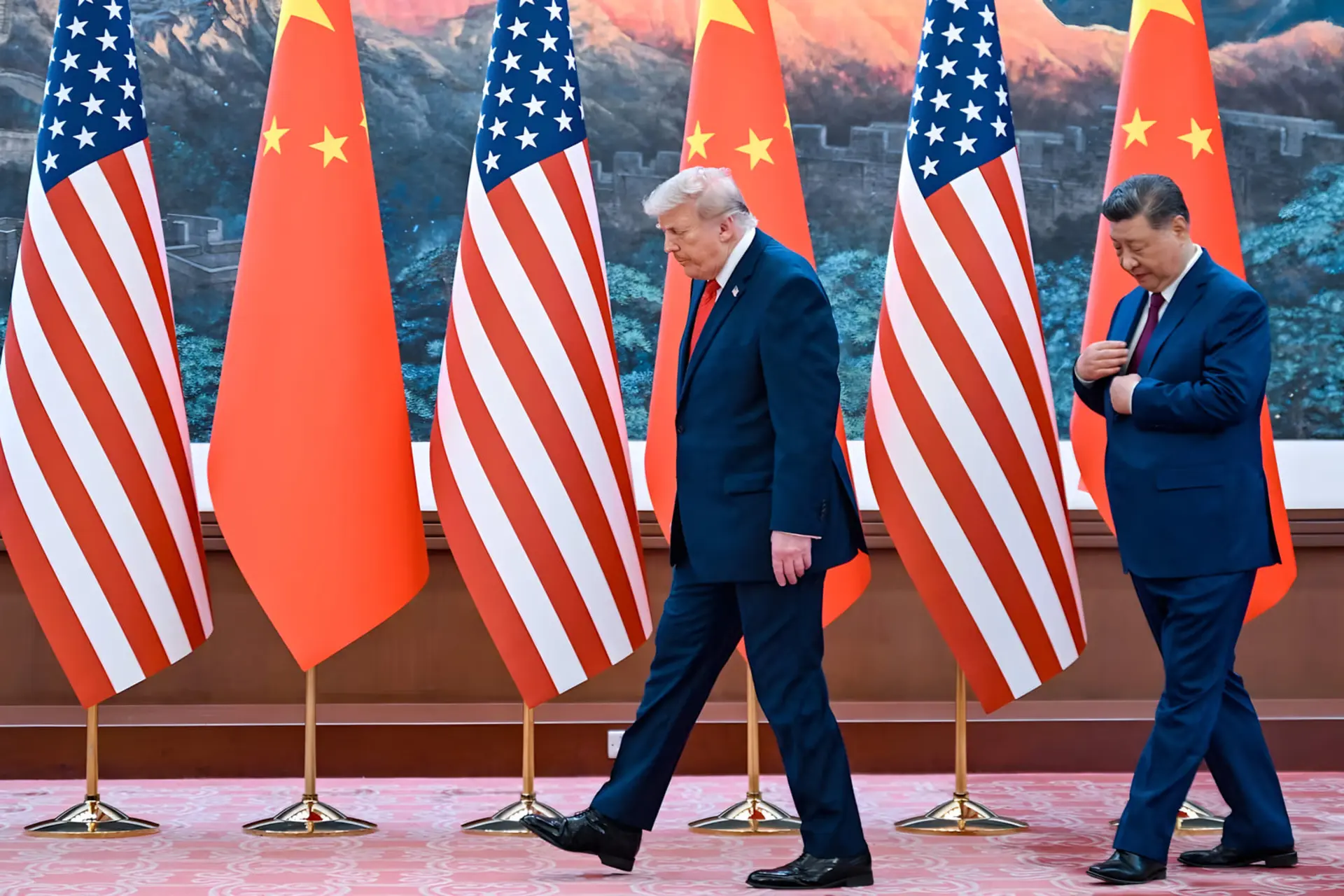 دونالد ترامپ (Donald Trump) و شی جین‌پینگ (Xi Jinping) در کنار پرچم‌های آمریکا و چین