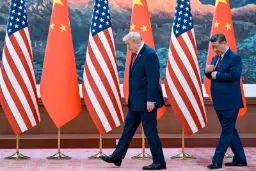 دونالد ترامپ (Donald Trump) و شی جین‌پینگ (Xi Jinping) در کنار پرچم‌های آمریکا و چین