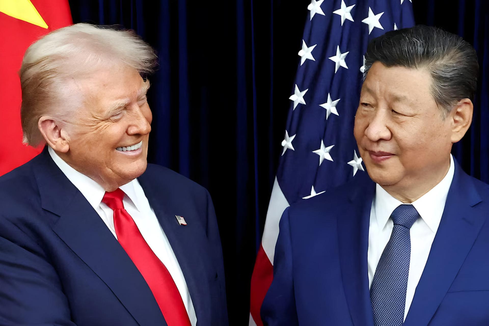 دونالد ترامپ (Donald Trump) و شی جین‌پینگ (Xi Jinping) در کنار پرچم‌های آمریکا و چین