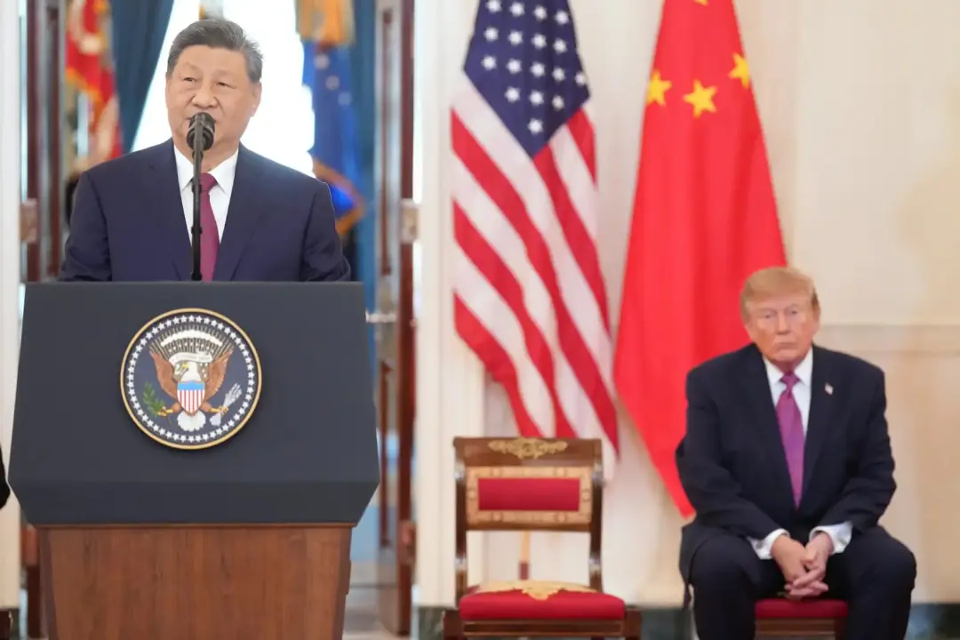 شی جین‌پینگ (Xi Jinping) پشت تریبون در کنار پرچم‌های آمریکا و چین