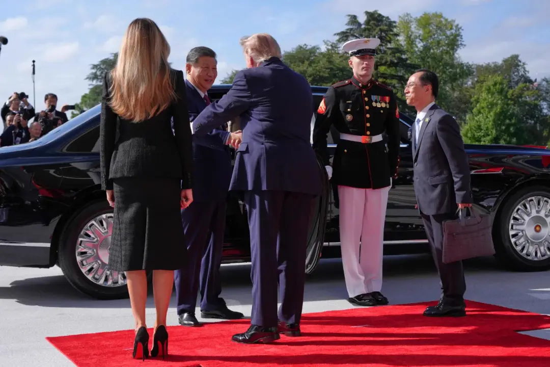 دست دادن شی جین‌پینگ (Xi Jinping) و دونالد ترامپ (Donald Trump) در مراسم رسمی