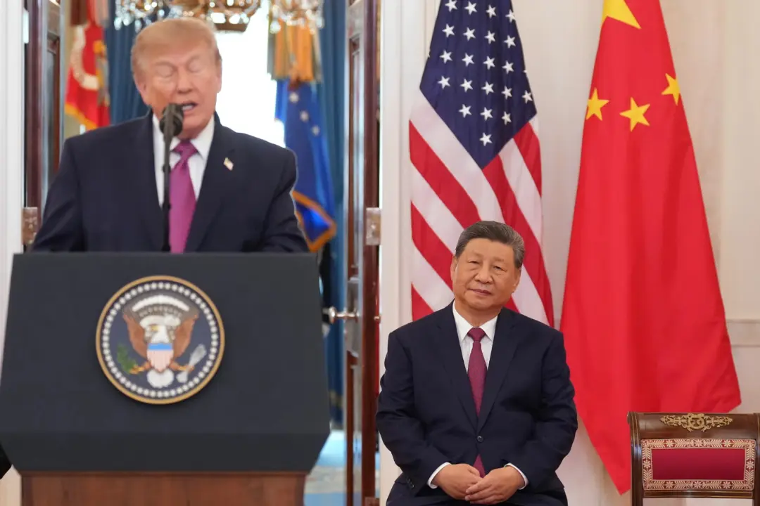 دونالد ترامپ (Donald Trump) پشت تریبون و شی جین‌پینگ (Xi Jinping) در کنار پرچم‌های آمریکا و چین