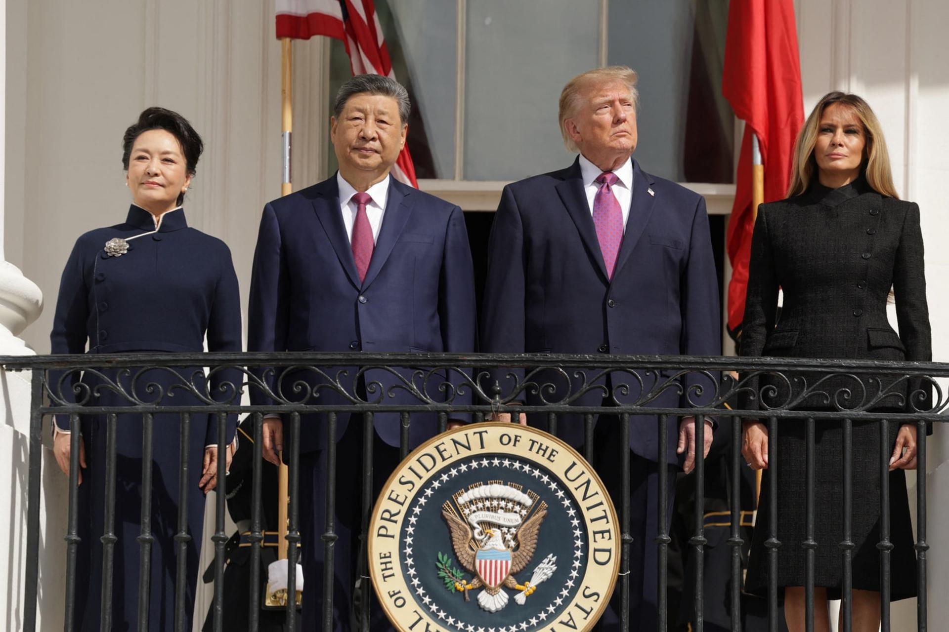 دونالد ترامپ (Donald Trump) و شی جین‌پینگ (Xi Jinping) در کنار هم در مقابل کاخ سفید ایستاده‌اند