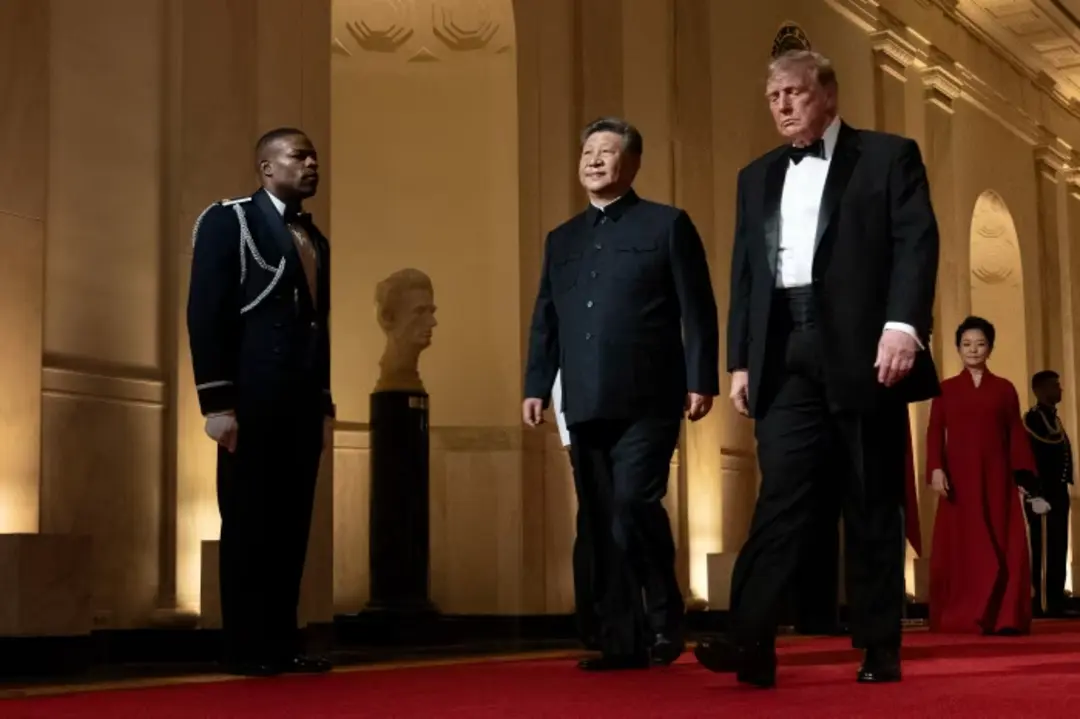 دونالد ترامپ (Donald Trump) و شی جین‌پینگ (Xi Jinping) در حال قدم زدن در سالن رسمی