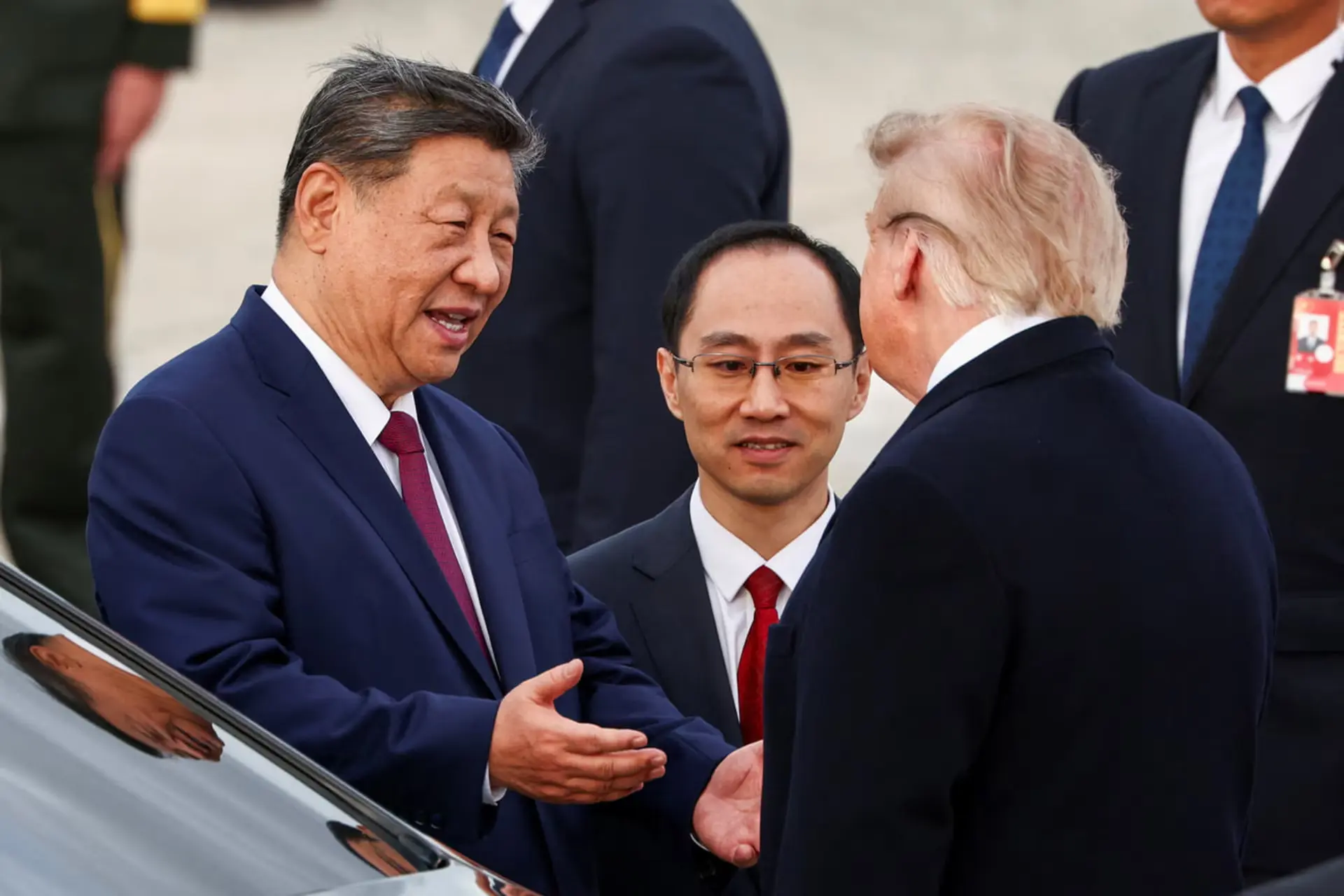شی جین‌پینگ (Xi Jinping) در حال گفت‌و‌گو با دونالد ترامپ (Donald Trump)