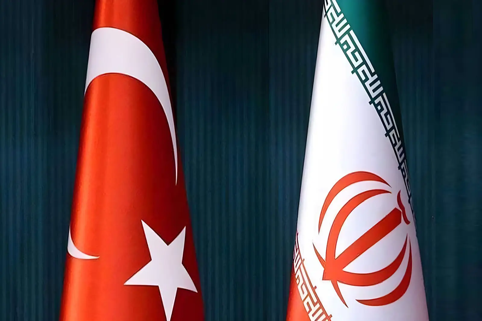 پرچم ترکیه (Turkey) و پرچم ایران در کنار یکدیگر