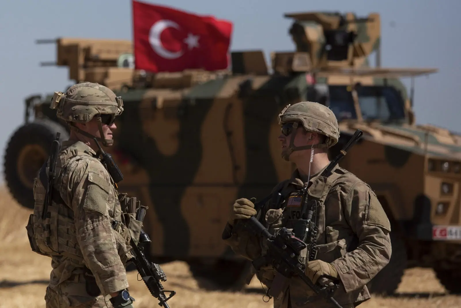 سربازان ارتش ترکیه (Turkish Army) در کنار خودروی زرهی با پرچم ترکیه