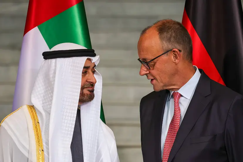 محمد بن زاید آل نهیان (Mohamed bin Zayed Al Nahyan) در حال گفت‌و‌گو با مقام آلمانی