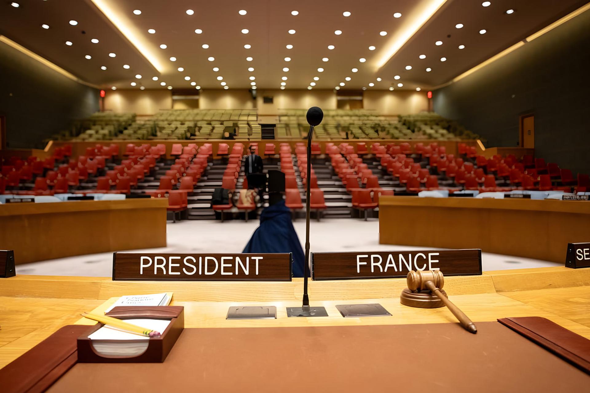 میز ریاست شورای امنیت با نام‌های فرانسه (France) و رئیس (President)