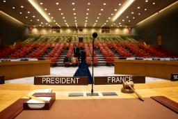 میز ریاست شورای امنیت با نام‌های فرانسه (France) و رئیس (President)