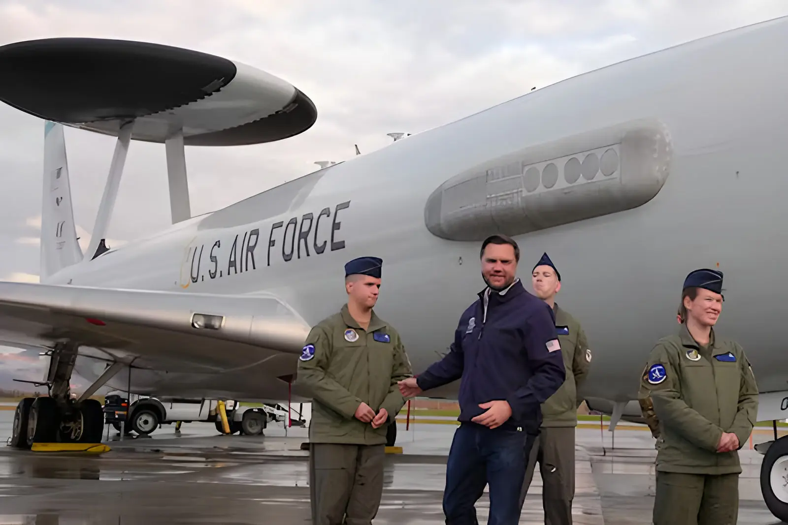 هواپیمای نیروی هوایی ایالات متحده (U.S. Air Force) در کنار پرسنل نظامی