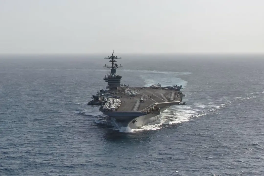ناو هواپیمابر (Aircraft Carrier) ایالات متحده در حال حرکت در اقیانوس