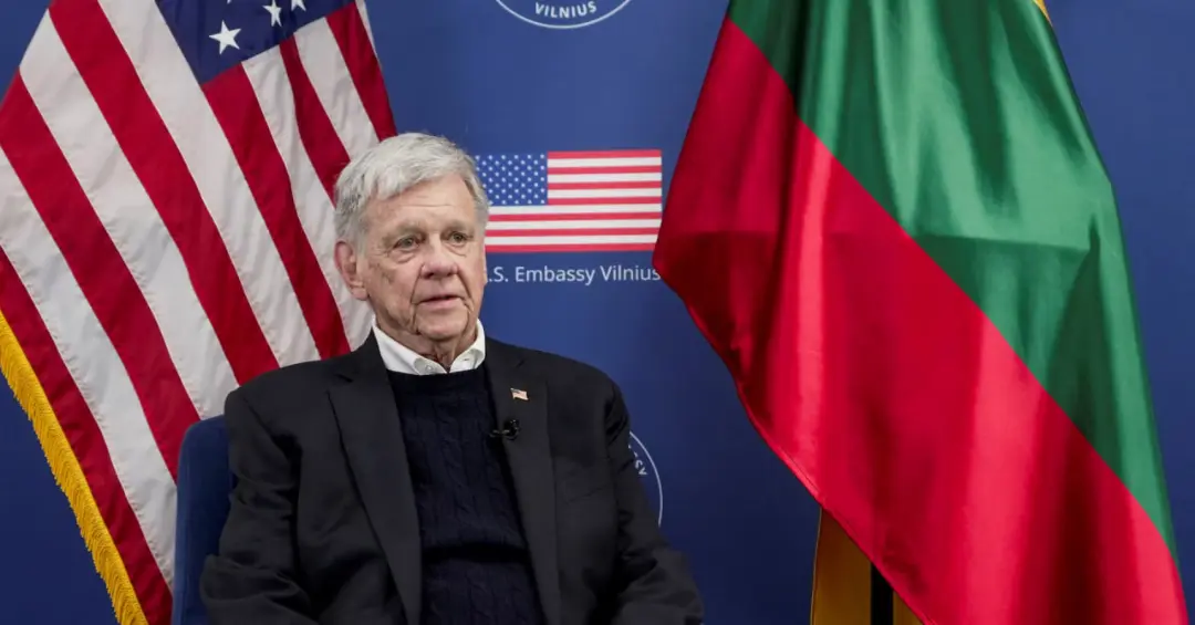 سفیر ایالات متحده (United States Ambassador) در مقابل پرچم‌های آمریکا و لیتوانی