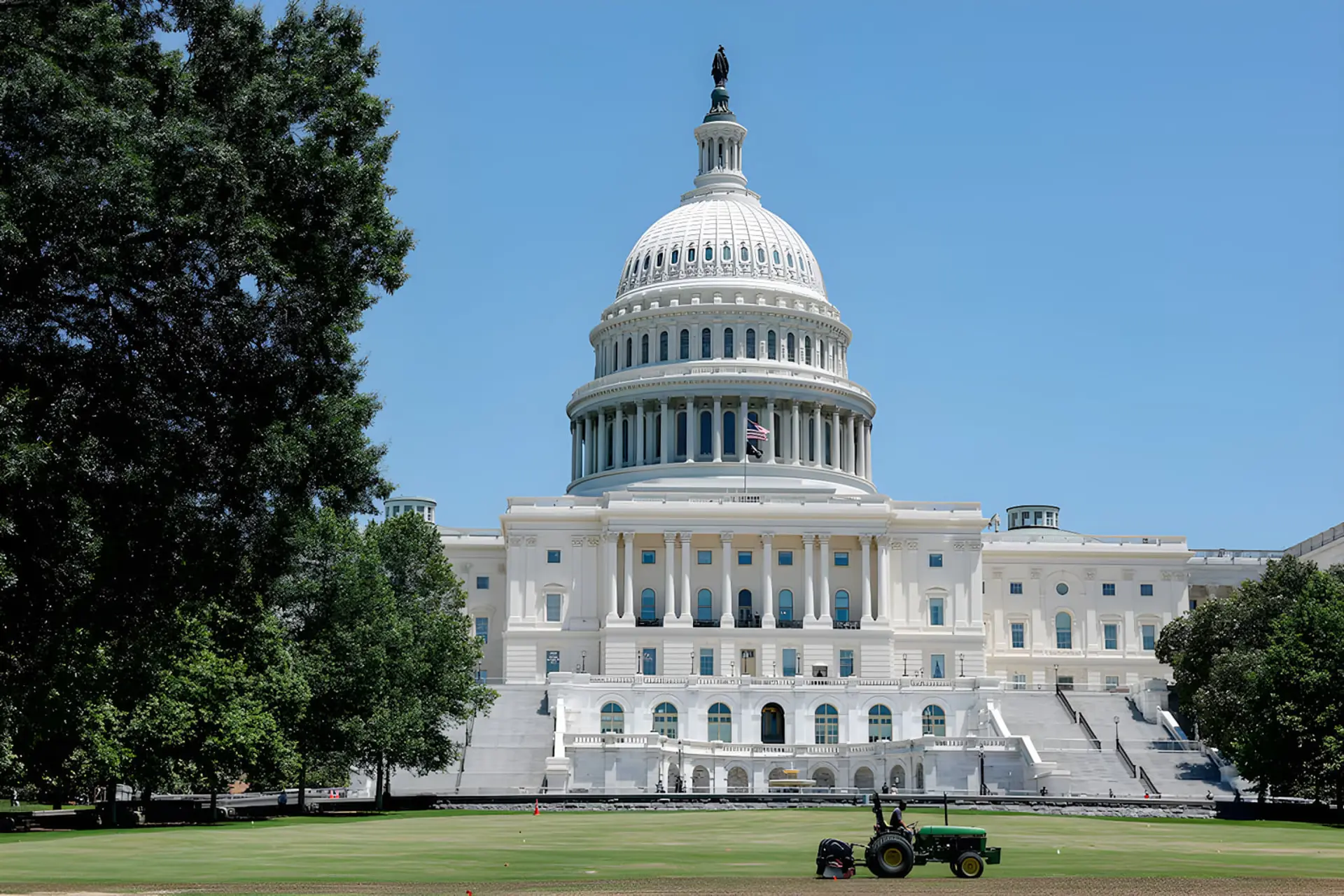 ساختمان سفید کنگره آمریکا (United States Capitol) در مقابل آسمان آبی