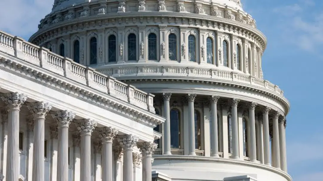 گنبد سفید ساختمان کاپیتول (United States Capitol) با ستون‌های کلاسیک و پنجره‌های بلند