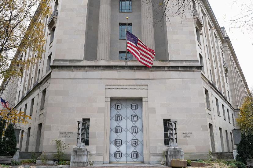 نمای ساختمان وزارت دادگستری ایالات متحده آمریکا (United States Department of Justice) با پرچم آمریکا