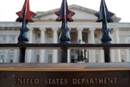 نمای ساختمان وزارت امور خارجه ایالات متحده (United States Department of State) از پشت نرده‌های فلزی